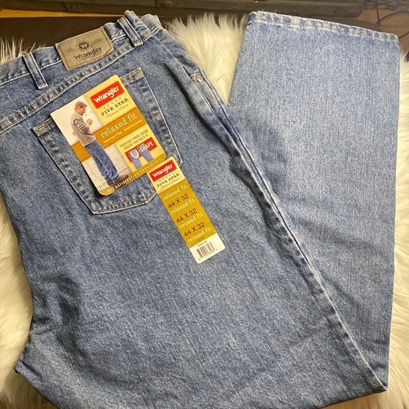 WRANGLER® FIVE STAR PREMIUM DENIM RELAXED FIT JEAN IN STONE BLEACH - Picture 3 of 7